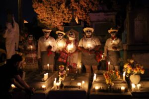 Mil ánimas desfilaron por Mérida, llenando de luz y alegría las calles mientras los asistentes disfrutaban de altares, velas y expresiones artísticas que hicieron única la celebración.