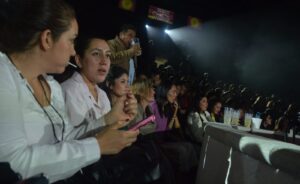 Flans desató la euforia en la Noche de pop nostálgico en el Palenque, llevando a los asistentes a revivir los grandes éxitos del pop en español.