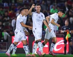 Los Gallos Blancos del Querétaro celebran su victoria 2-1 sobre Bravos de Juárez, resultado clave en la lucha por el Play In del Apertura 2025.