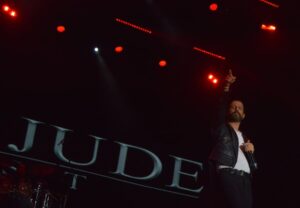 Los artistas del Rock Jude Fest encendieron la noche con poderosas interpretaciones que hicieron vibrar el Centro de Espectáculos Montejo.