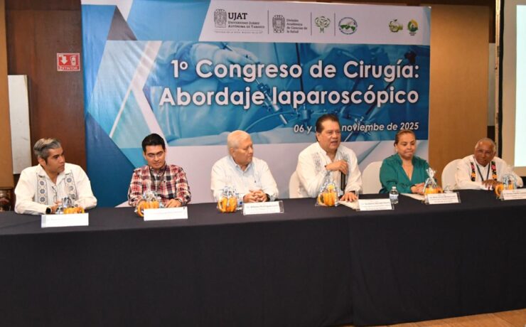 Rector de la UJAT reconoce a estudiantes