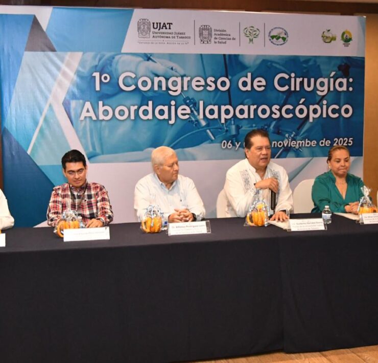 Rector de la UJAT reconoce a estudiantes