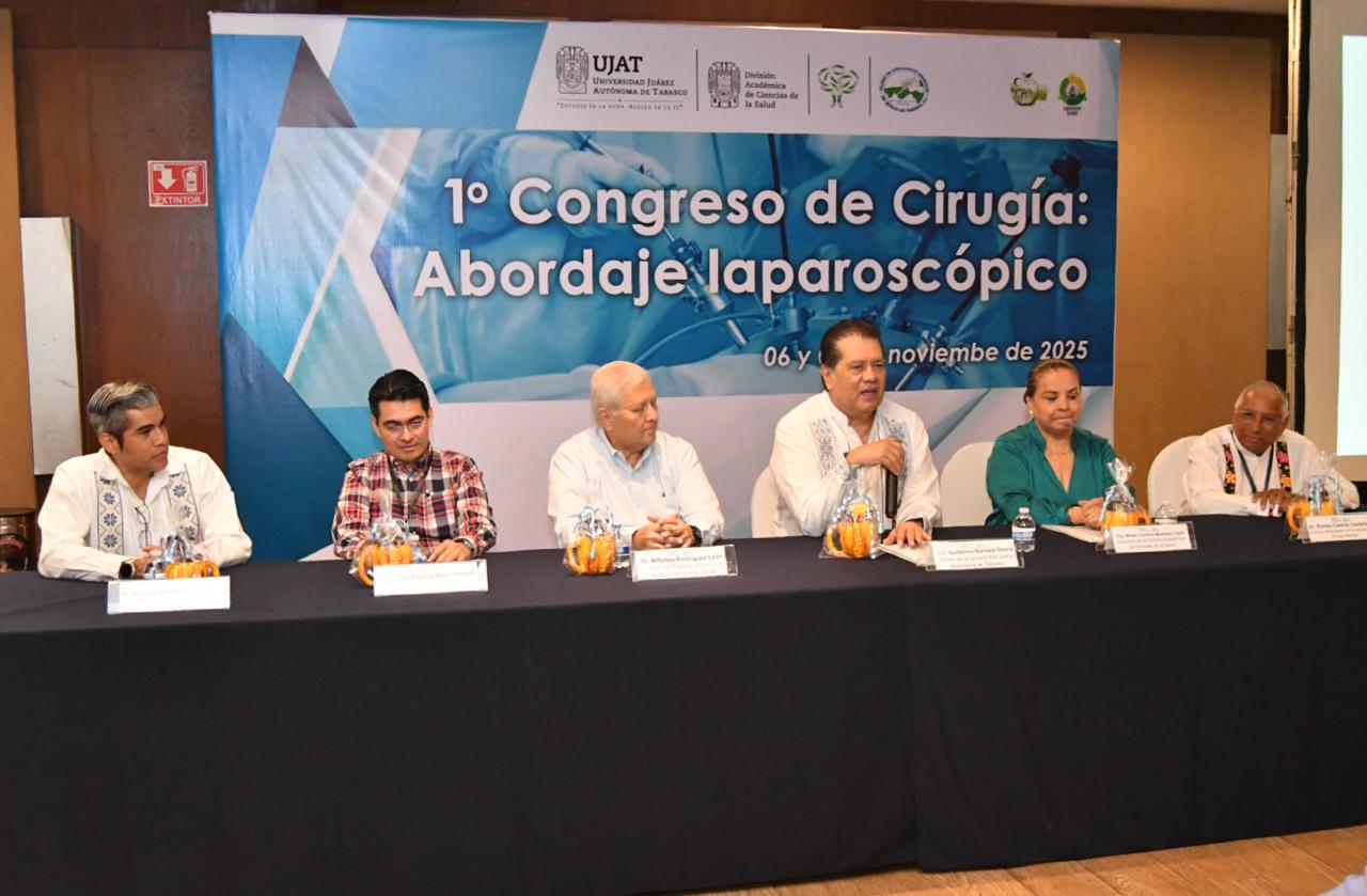 Rector de la UJAT reconoce a estudiantes