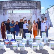 Sergio Vadillo Lora entregó pintura a la Unión de Mercados y Baratilleros de Yucatán