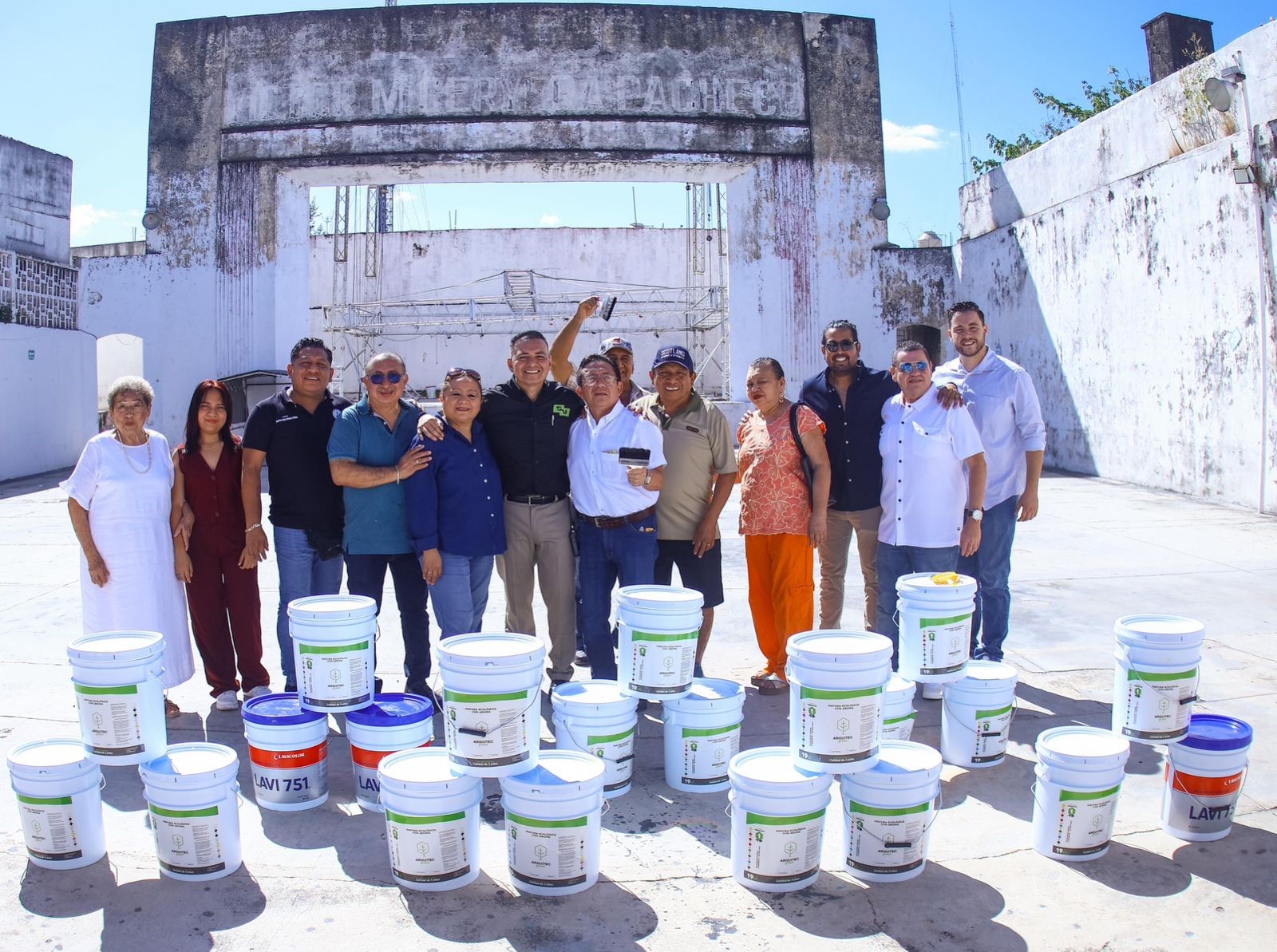 Sergio Vadillo Lora entregó pintura a la Unión de Mercados y Baratilleros de Yucatán