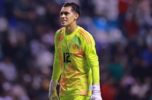 Raúl “Tala” Rangel fue clave bajo los tres palos, mostrando seguridad en cada jugada a balón parado.