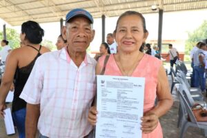 Entrega histórica de documentos que demuestra cómo se rebasa meta de títulos de propiedad en Tabasco, fortaleciendo la certeza jurídica de cientos de familias.