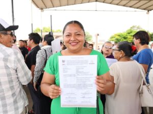 Familias tabasqueñas reciben la documentación que garantiza la legítima posesión de sus predios, reforzando su seguridad patrimonial.