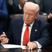 Trump firma decreto para reabrir el gobierno