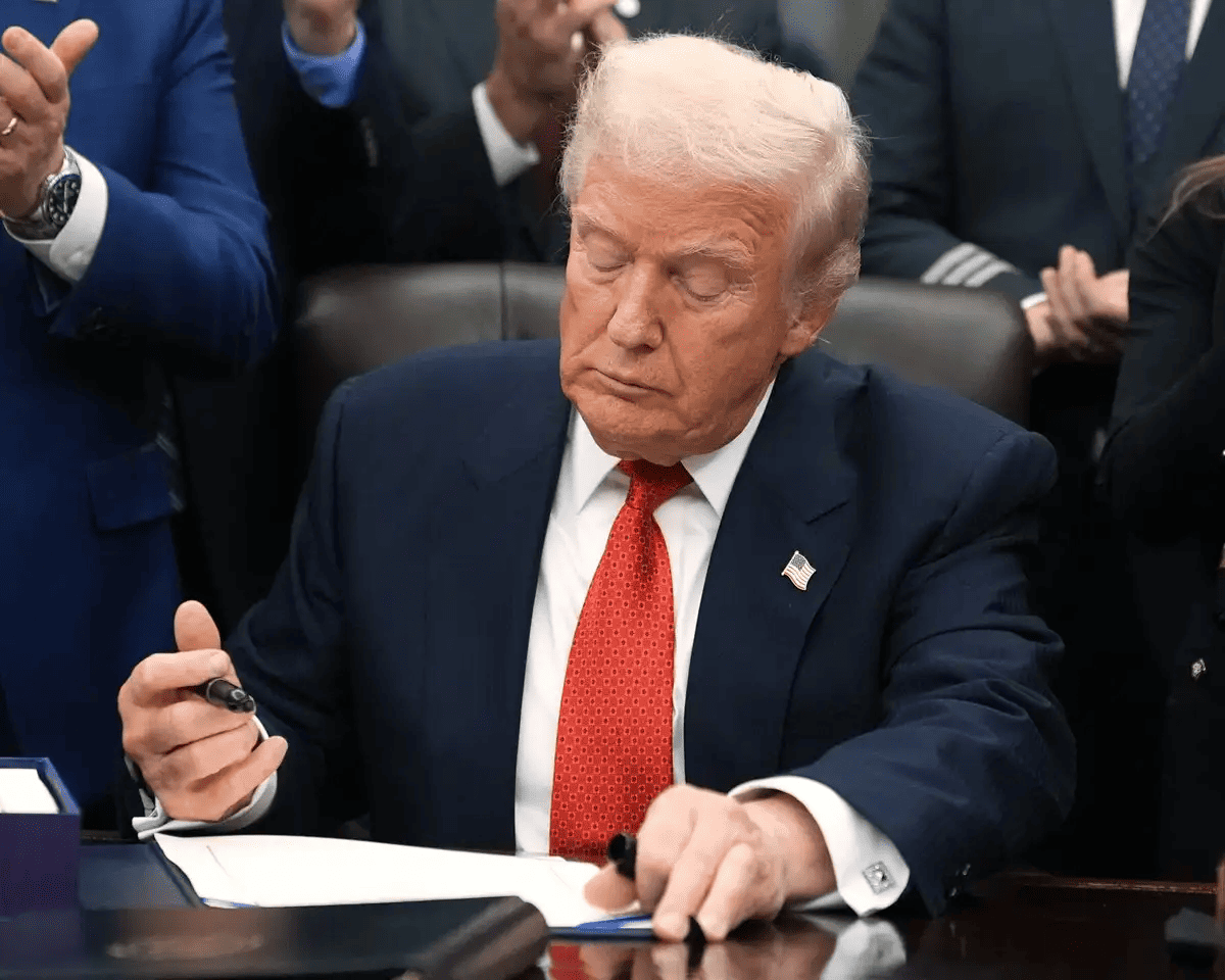 Trump firma decreto para reabrir el gobierno