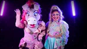 Turbulence llegará con el ambiente en el Palenque con su humor único y una noche llena de risas y ocurrencias.