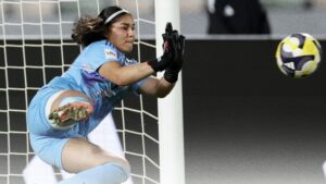 La joven veracruzana Valentina Murrieta, portera de la Selección Mexicana Femenil Sub-17, demuestra su talento bajo los tres palos con las Águilas del América femenil sub-17.