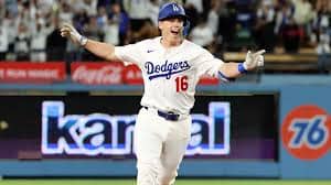 Will Smith celebra su jonrón en la undécima entrada que selló la victoria y aseguró que Los Dodgers conquistaran la Serie Mundial 2025.