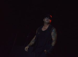 El recinto registró una asistencia masiva que reunió a varias generaciones de seguidores, quienes corearon temas como “Rakata”, “Sexy Movimiento”, “Abusadora”, “Noche de Sexo” y “Algo Me Gusta de Ti”. 