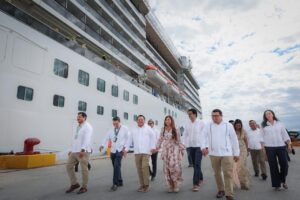 El Gobernador Joaquín Díaz Mena dio la bienvenida al crucero Carnival Spirit que arribó por primera vez al puerto de Progreso con 2,133 pasajeros y 926 elementos de tripulación, procedente de la Isla de Cozumel.