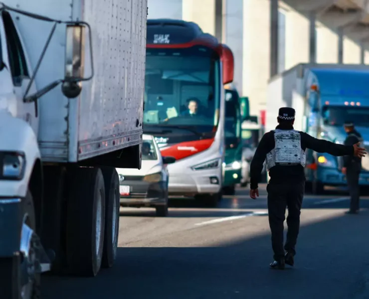 Bloqueos carreteros continúan en 10 puntos del país; transportistas presionan por seguridad y alto a extorsiones locales