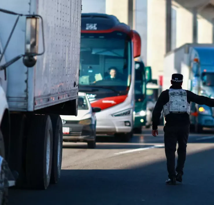 Bloqueos carreteros continúan en 10 puntos del país; transportistas presionan por seguridad y alto a extorsiones locales