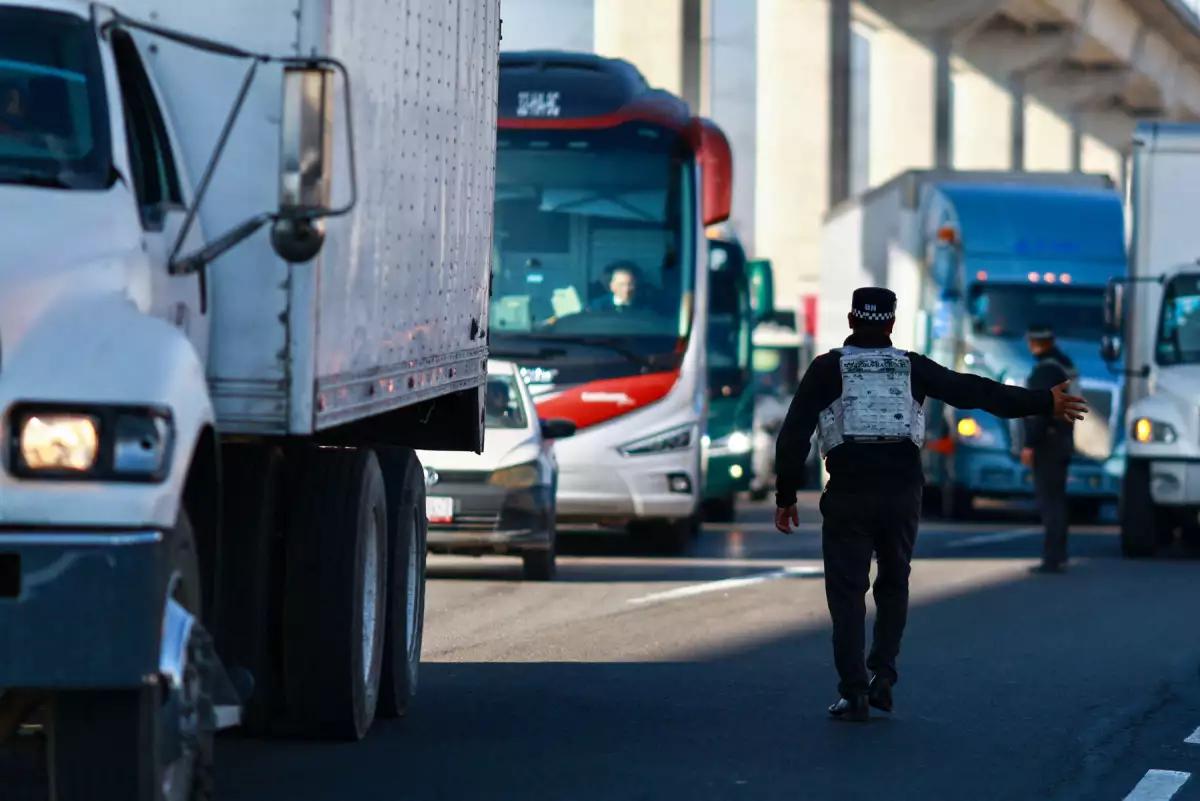 Bloqueos carreteros continúan en 10 puntos del país; transportistas presionan por seguridad y alto a extorsiones locales