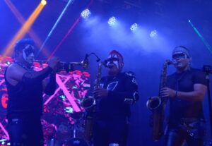 Los Súper Caracoles encendieron el ambiente en Xmatkuil 2025 con un show lleno de ritmo y energía.