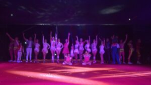 Acróbatas y payasos del Circo en la Feria de Xmatkuil llenan de risas y asombro a todo el público en cada presentación.