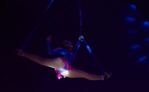 Niños y adultos disfrutan del espectáculo del Circo en la Feria de Xmatkuil, donde la magia y la tradición se encuentran en cada función.