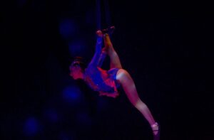 La carpa del Circo en la Feria de Xmatkuil recibe a familias completas, ofreciendo un espectáculo lleno de diversión y tradición.