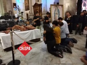 Cientos de católicos acudieron está tarde a la Catedral de San para ver la única escultura hiperrealista de Cristo Sindónico