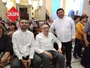 Fernando Ojeda, gran investigador acerca del Virgen de Guadalupe, descubrio la melodía, impresa en el manto y vestido de la Virgen, acompañado de los padres de la iglesia católica