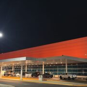 Aeropuerto de Mérida ilumina de naranja el cielo en apoyo a las mujeres en el Día Internacional de la Eliminación de la Violencia contra las Mujeres