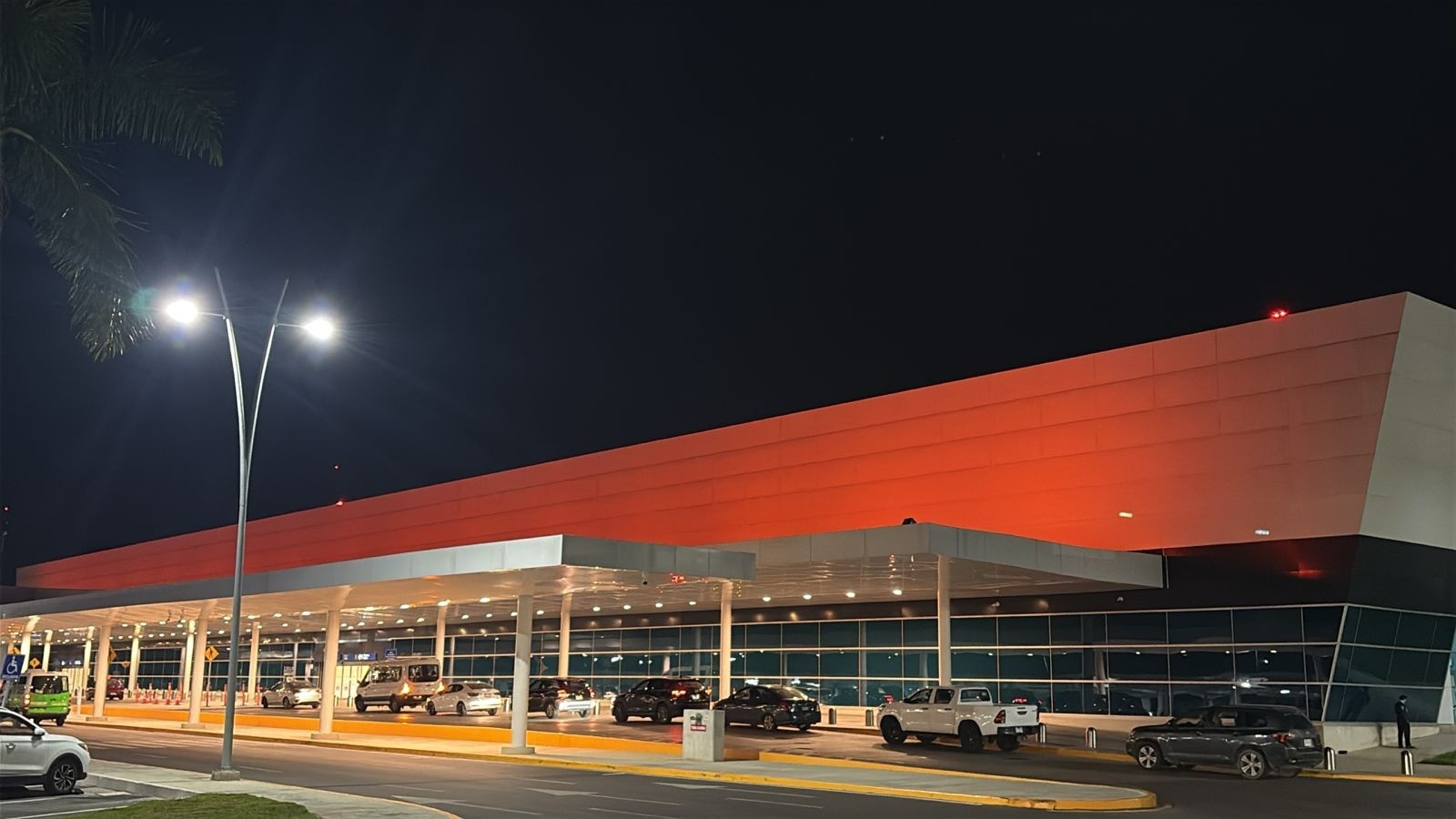 Aeropuerto de Mérida ilumina de naranja el cielo en apoyo a las mujeres en el Día Internacional de la Eliminación de la Violencia contra las Mujeres