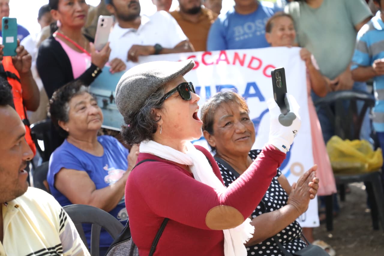 paraiseños y paraiseñas que recibieron semillas para cultivar
