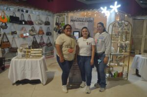 Expositores locales muestran cómo la industria del vestido impulsa la economía yucateca con creatividad, diseño y talento durante la Feria Xmatkuil 2025.