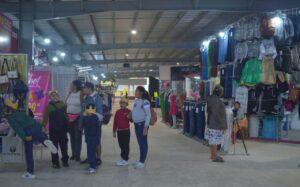Artesanas y productoras de Yucatán destacan en la Plaza del Vestido, fortaleciendo la industria del vestido yucateca y generando empleo para cientos de familias locales.