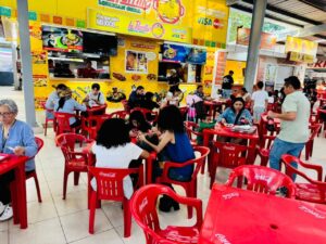 Restaurantes a reventar en X’Matkuil 2025, reflejando el gran flujo de familias que disfrutan la gastronomía y el ambiente festivo de la Feria Yucatán.