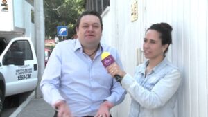 Ariel Manzano, heredero del talento humorístico de su padre, mantiene vivo el estilo de “Los Polivoces” junto a su hermano.