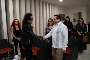 La visita antecede al concierto a beneficio de Casa Otoch, cuyos recursos serán destinados al fortalecimiento de aulas y espacios educativos del centro.