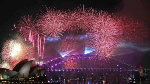 La adopción del calendario gregoriano por el papa Gregorio XIII fue decisiva en el origen de la celebración del año nuevo, unificando la fecha del 1 de enero en gran parte del mundo.