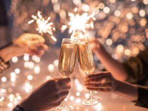 Julio César impulsó una reforma clave que influyó en el origen de la celebración del año nuevo, al establecer el calendario juliano y fijar el 1 de enero como inicio del año.