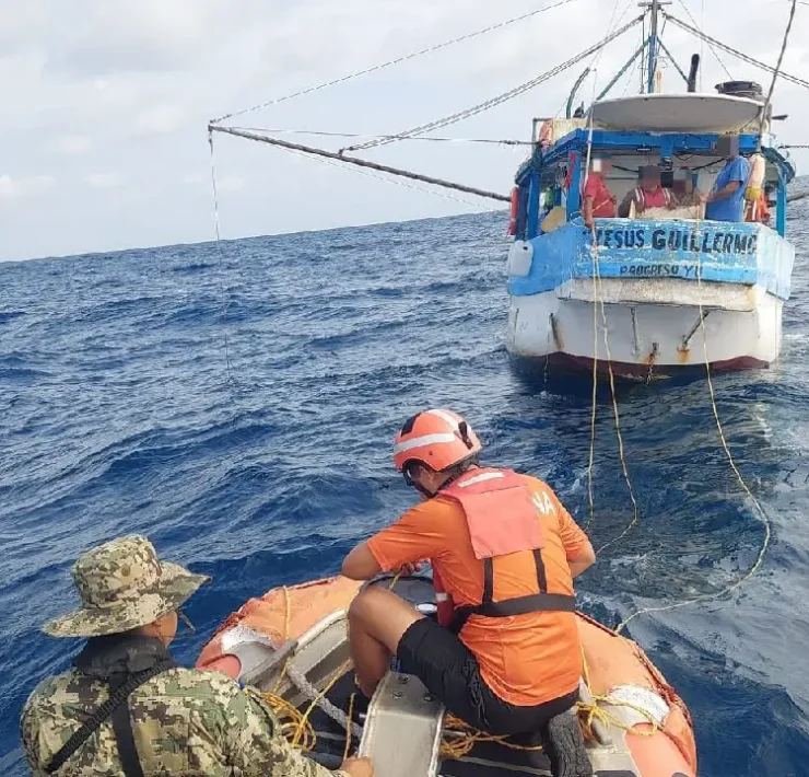 Apoyo a cinco pescadores que se encontraban a la deriva en Tabasco