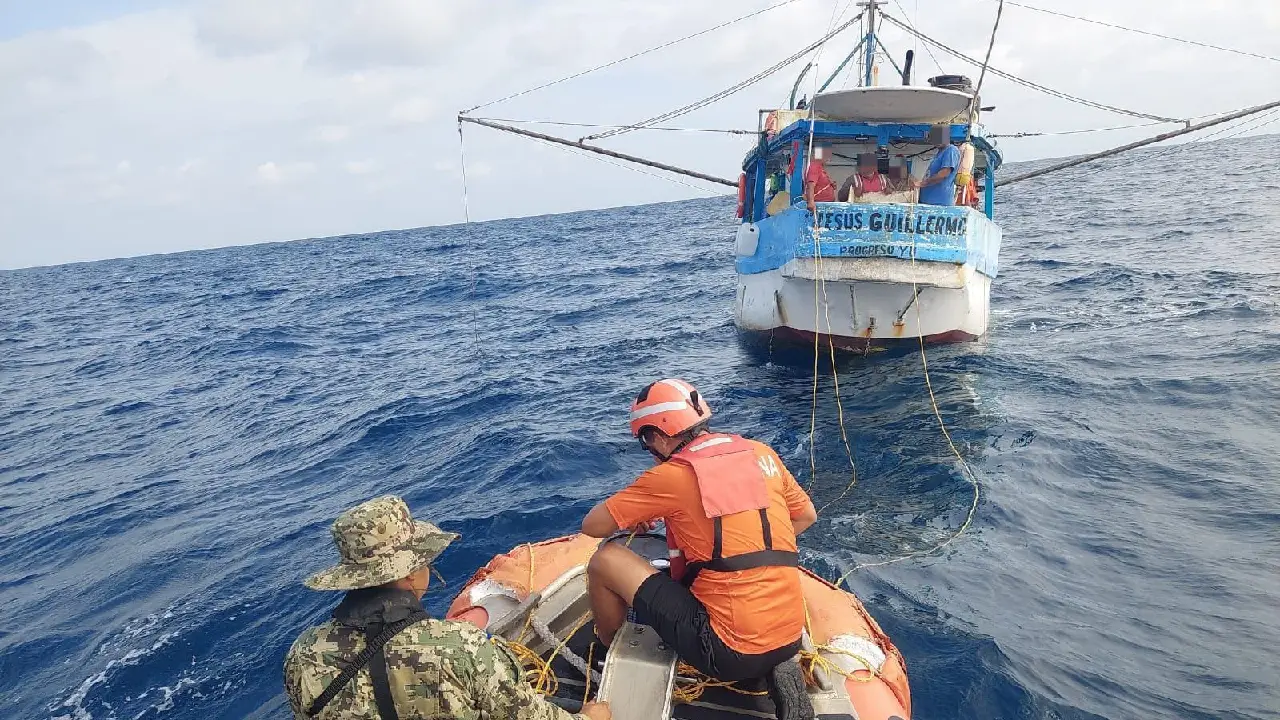 Apoyo a cinco pescadores que se encontraban a la deriva en Tabasco