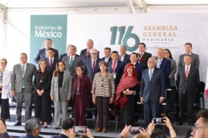 Autoridades federales y estatales presentes en la Asamblea General ordinaria del Consejo Técnico del IMSS, espacio de diálogo donde se reafirmó el compromiso con el fortalecimiento de la infraestructura médica y los servicios de salud para la población.