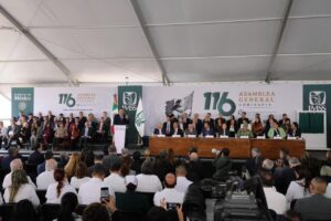 El gobernador Javier May Rodríguez durante su participación en la Asamblea General ordinaria del Consejo Técnico del IMSS, encabezada por la presidenta Claudia Sheinbaum, donde se abordaron acciones clave para fortalecer la salud pública y la seguridad social en México.