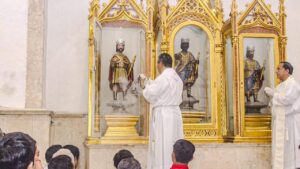 La solemne misa fue oficiada por el presbítero José Gilberto Pérez Ceh, con la presencia de fieles, devotos y autoridades municipales.