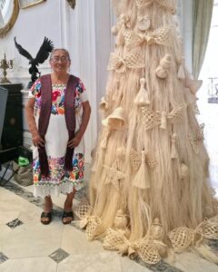 Abuelita diseña y crea árbol navideño de henequén 