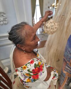 Llevó 12 kilogramos de material, mide 2 metros y medio y cuenta con 85 piezas decorativas.