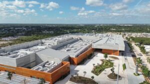 Durante la visita, ambas autoridades constataron los avances en construcción, equipamiento y áreas médicas, además de dialogar con el personal técnico y operativo a cargo del proyecto.