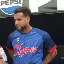 José “Cafecito” Martínez celebra en el diamante como Campeón con Leones de Yucatán en 2022, una imagen que quedó marcada en la historia del beisbol mexicano.