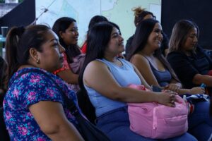 Mujeres jóvenes y madres de Mérida participaron activamente en la capacitación de alaciado profesional impulsada por Sociedad Valiente, una iniciativa que fortalece el autoempleo y la independencia económica.