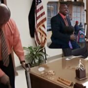 De conserje a director de su escuela, un hombre dedicó 27 años a la misma institución