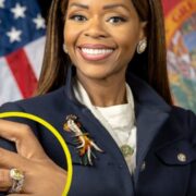 Representante de Florida gasta dinero de reconstrucción en anillo